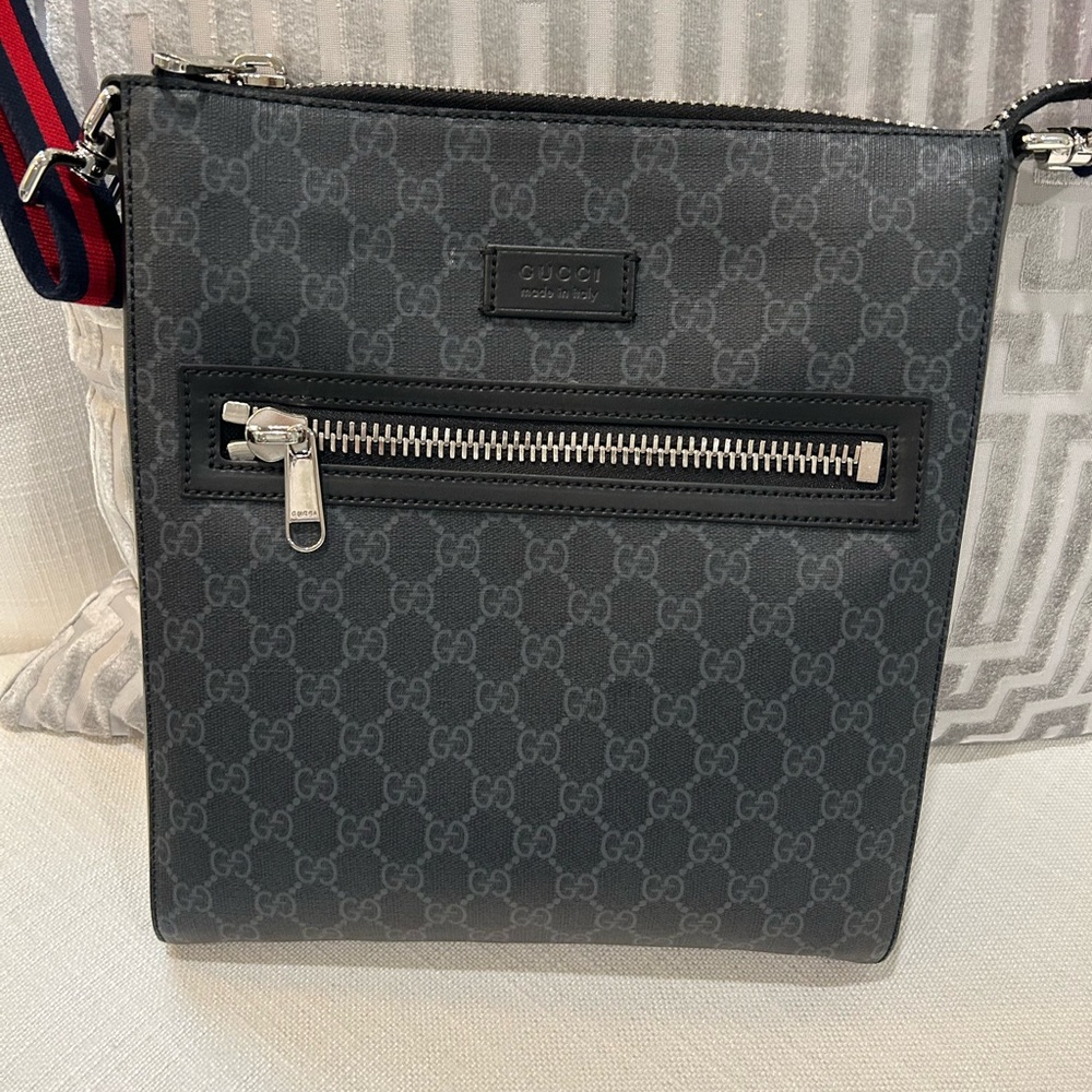 Gucci messenger bag (Brand New, Never worn)